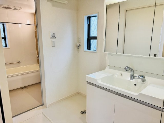 八王子市　鑓水　中古戸建ての脱衣所|～窓付きで明るい洗面所　換気もしやすいです～