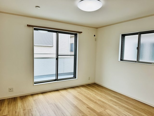 八王子市　鑓水　中古戸建ての寝室|～2階8.0帖の主寝室　ベッドなど大型家具のレイアウトもしやすい広さです～