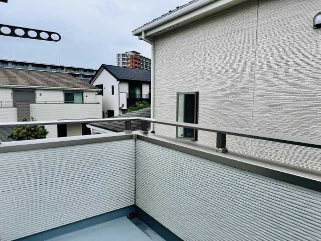 八王子市　鑓水　中古戸建てのバルコニー|～主寝室から出入り可能なワイドバルコニー　洗濯物や布団をタップリと干せそうです～