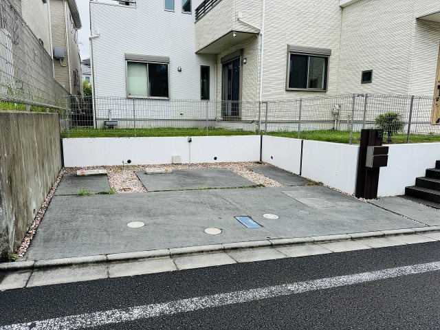 八王子市　鑓水　中古戸建ての駐車場|～並列2台駐車可能カースペース～