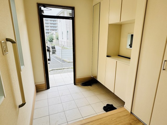 八王子市　鑓水　中古戸建ての玄関|～大容量収納可能なシューズボックス～