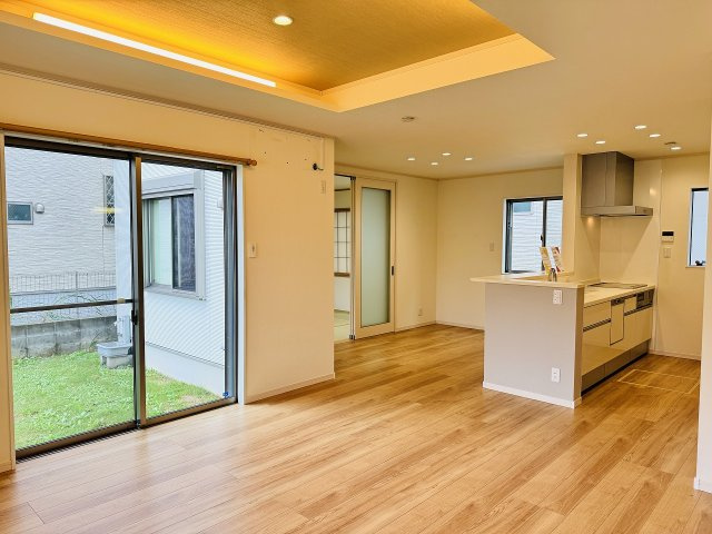 八王子市　鑓水　中古戸建ての居間・リビング|～18.2帖の明るく開放感のあるLDK、家族団欒の時間をお過ごしいただけます～