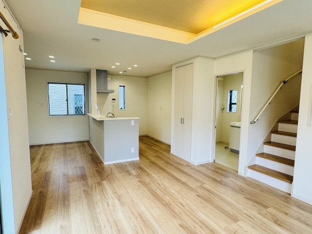 八王子市　鑓水　中古戸建ての居間・リビング|～18.2帖の明るく開放感のあるLDK、家族団欒の時間をお過ごしいただけます～