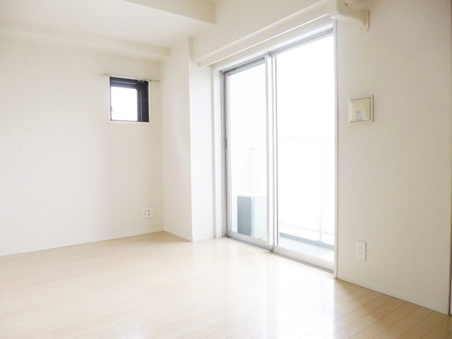EXIM　NISHISUGAMOの居間・リビング|小窓のあるオシャレなお部屋！