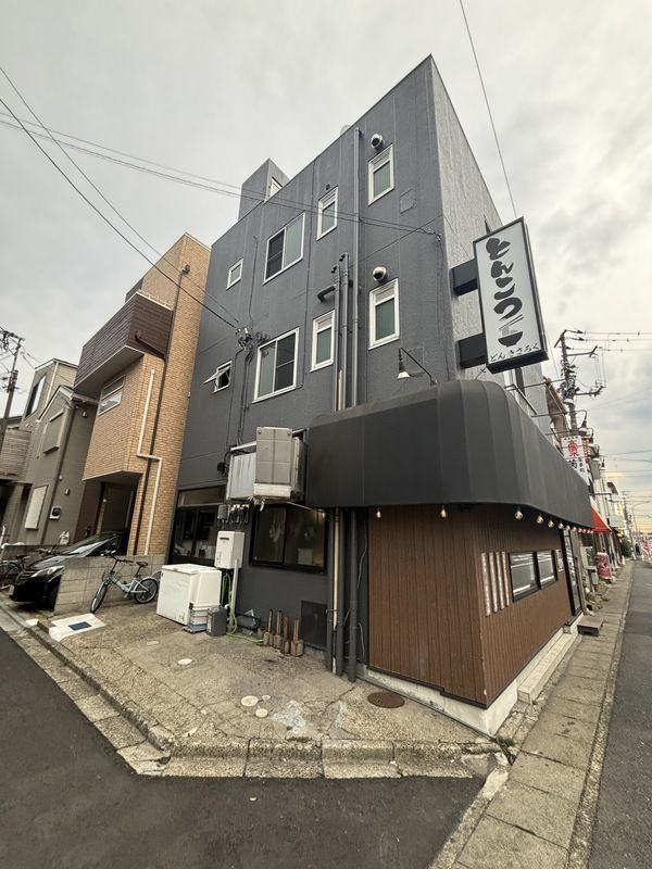 DKビルのエントランス