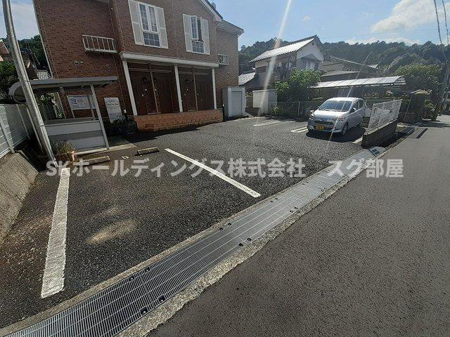 イーズパインヒルズの駐車場
