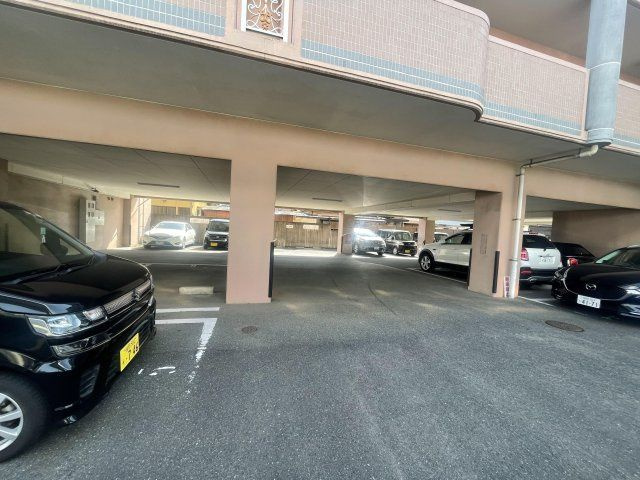 ピュアフラッツの駐車場