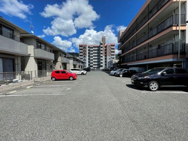 クラヴィエ三萩野Hの駐車場