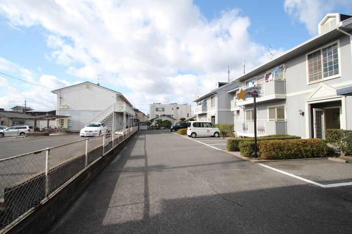 フリーダム平野の駐車場