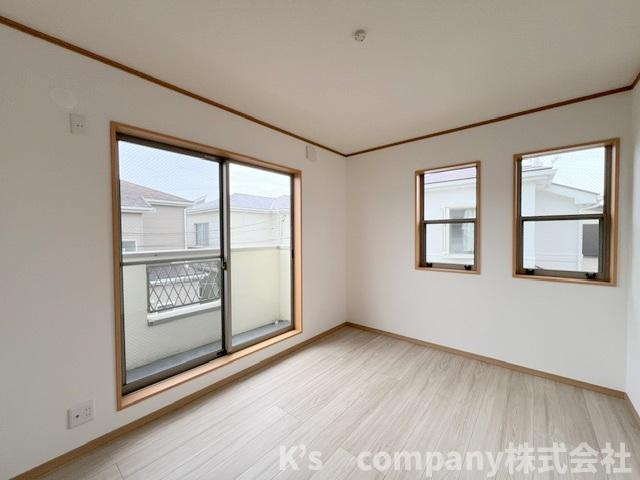 ◎茅ヶ崎市円蔵　中古戸建◎の寝室|洋室6帖◇バルコニーに出入りができるお部屋◇主寝室におすすめです◇