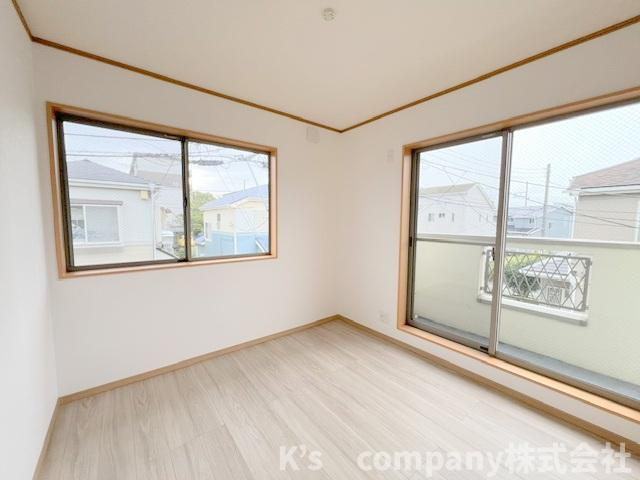 ◎茅ヶ崎市円蔵　中古戸建◎の洋室|洋室5帖◇正面にバルコニーがありバルコニーからも明るさを取り入れられる明るいお部屋◇