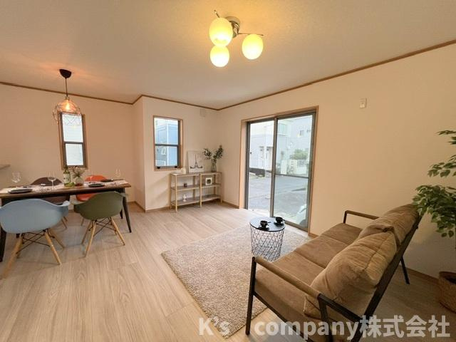 ◎茅ヶ崎市円蔵　中古戸建◎の居間・リビング|リビングは南向きで陽当たりが良く明るい日差しが差し込みます◇