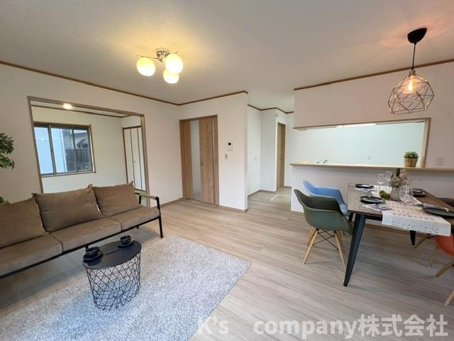 ◎茅ヶ崎市円蔵　中古戸建◎の居間・リビング|現在家具の設置があり、入居後の生活のイメージがわきやすくなっています◇