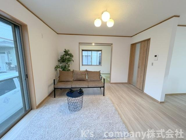 ◎茅ヶ崎市円蔵　中古戸建◎の居間・リビング|隣接している和室6帖が奥に見えます◇
