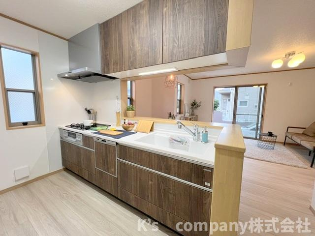 ◎茅ヶ崎市円蔵　中古戸建◎のキッチン|吊戸棚収納が充実している木目調のシステムキッチン☆