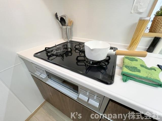 ◎茅ヶ崎市円蔵　中古戸建◎のキッチン|三口ガスコンロでお料理の幅が広がります◇