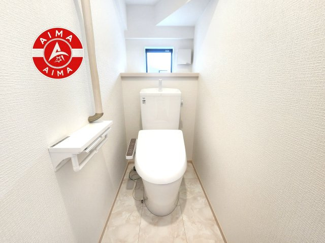 福岡市早良区干隈6丁目第1-2棟（A号棟）の内観：施工例|温水洗浄便座を完備しております。2ヶ所にトイレがあるのは朝の慌ただしい時間も安心です。