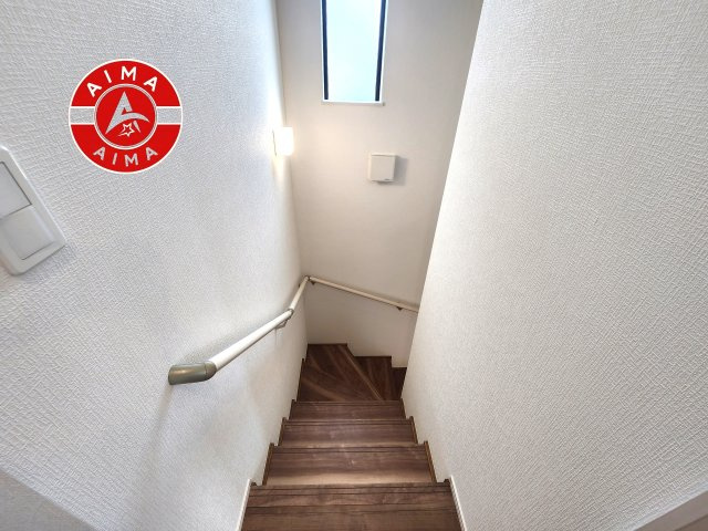 福岡市早良区干隈6丁目第1-2棟（A号棟）の内観：施工例|＜手すり付階段＞手すりがないと階段の昇り降りで危険なことはもちろん、壁に手をつきながら歩くことで壁紙が汚れやすくなります。すべての方に快適に昇り降りしていただくため、手すりを設置しました。