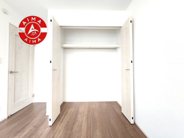 福岡市早良区干隈6丁目第1-2棟（A号棟）の内観：施工例|洋服や大きな荷物が多い方や人数の多いご家族などは、一般的なクローゼットよりもウォークインクローゼットのほうが使い勝手が良いです。