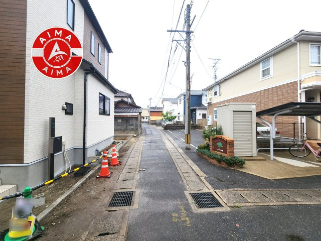 福岡市早良区干隈6丁目第1-2棟（A号棟）の前面道路含む現地写真|前面道路は閑静な住宅地をはしる車通りの少ない道路。お車の出し入れが苦手なママや小さなお子様にも安心ですね。しっかり舗装もされているので、ベビーカーや自転車で通っても快適に通行できます。