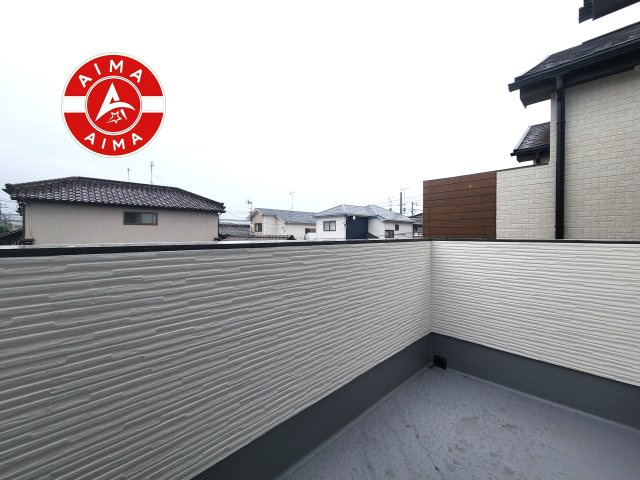 福岡市早良区干隈6丁目第1-2棟（B号棟）の外観：施工例|風をしっかりと感じられるバルコニーでは、毎日が洗濯日和です。広々としているので洗濯も楽しくなるでしょうし、気分転換にバルコニーからの眺めを楽しむのもいいでしょう。