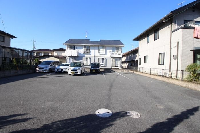 サンクレイドル下中野の駐車場
