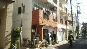 三富ビルのエントランス