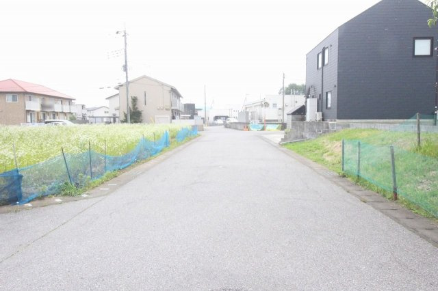 小山市美しが丘3丁目|敷地の北側にある道路を西側から撮影しました