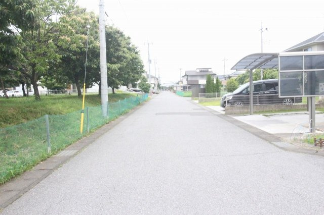 小山市美しが丘3丁目|敷地の北側にある道路を東側から撮影しました