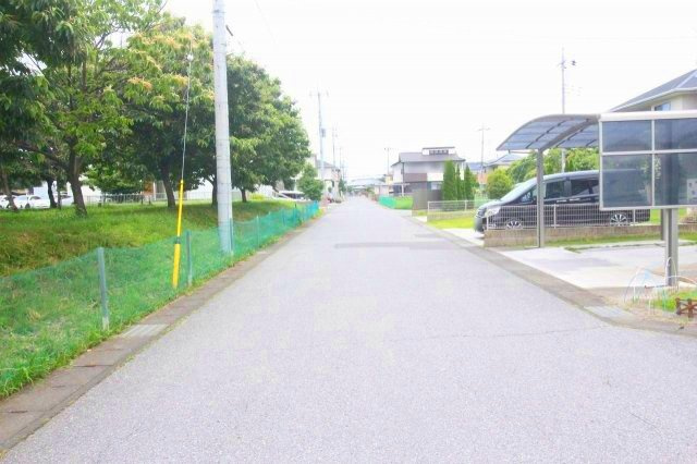 小山市美しが丘3丁目|敷地の北側にある道路を東側から撮影しました