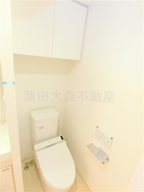 レアライズ蒲田のトイレ|棚収納と温水洗浄便座付きのトイレ