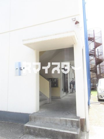 青梅市河辺町４丁目の賃貸マンションのエントランス