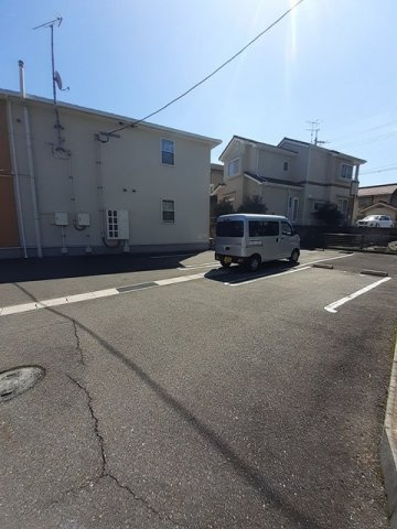 メゾンフランＢの駐車場|車をお持ちの方に嬉しい駐車場付きの物件です
