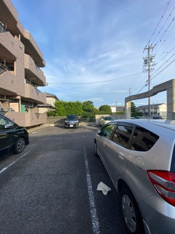 ルミエール成田の駐車場