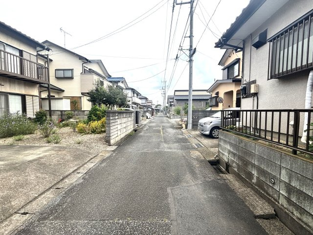 東松山市東平　中古売戸建の前面道路含む現地写真