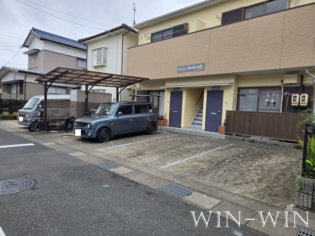 ユトリロ三本木 3の駐車場