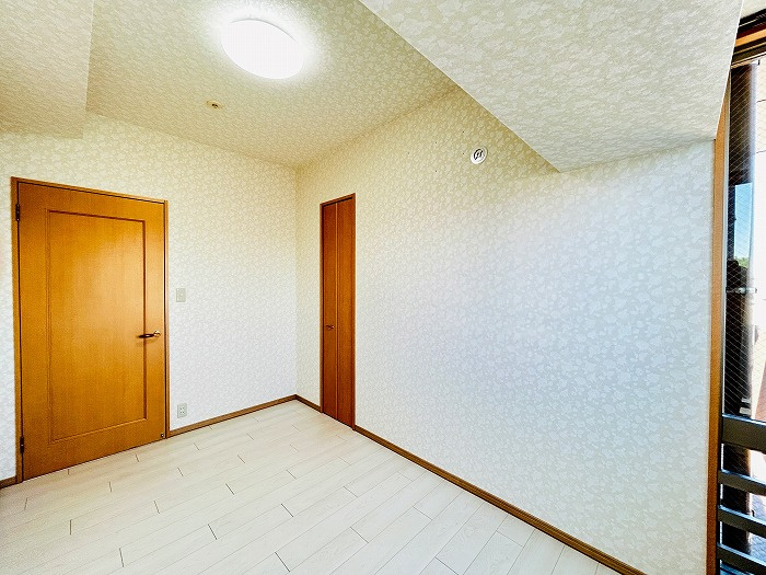名古屋市港区小碓４丁目の中古マンションの洋室|◇洋室◇　　明るい洋室約５．１帖　全居室収納完備！　バルコニー付き♪