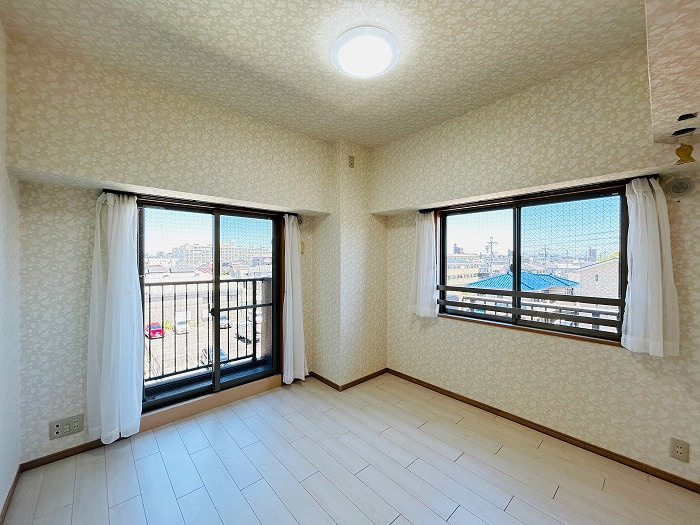名古屋市港区小碓４丁目の中古マンションの洋室|◇洋室◇　　明るい洋室約６．５帖　全居室収納完備！　バルコニー付き♪