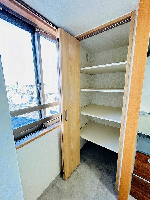 名古屋市港区小碓４丁目の中古マンションの収納|◇キッチン収納棚◇　　調理道具や食器などが整理しやすい収納棚完備！