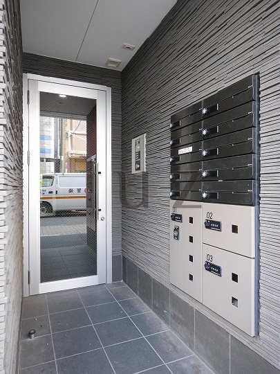 横浜市保土ケ谷区天王町１丁目の賃貸マンションのエントランス