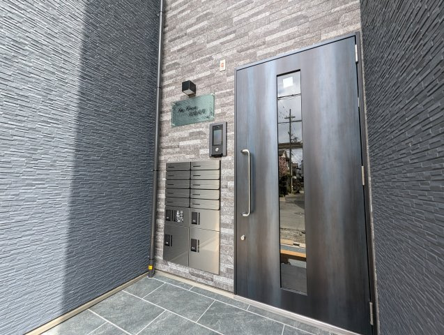 豊中市螢池東町３丁目のハイツのエントランス