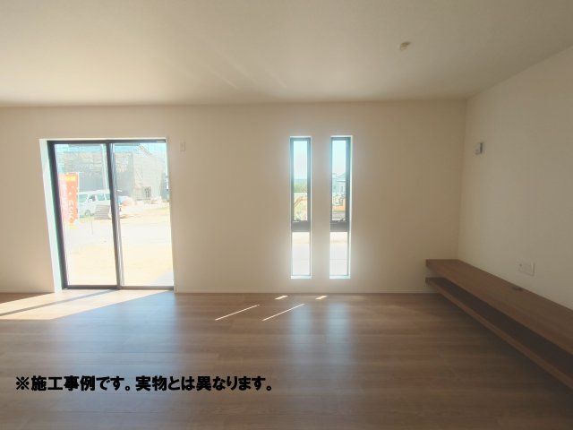 リーブルガーデン高松市香川町大野第二◇2026年度補助金対象の長期優良住宅です！の居間・リビング|リビング完成予想図
ソファでくつろぐ人、ダイニングで仕事や勉強をする人、キッチンで料理をする人が同じ空間にいながら、それぞれのことに集中できる１９帖の広いリビングが魅力的なお家です。