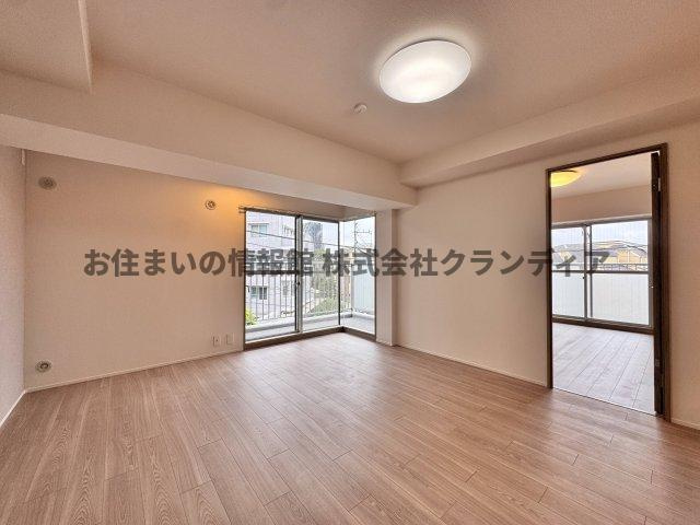 日商岩井西新井マンションの居間・リビング|ドキドキの新生活も、安心してスタート。ぴったりの住まいを見つけませんか？クランディアが一緒に住まい選びをサポートします‼　まずは、お気軽にお問合せください　＃クランディア