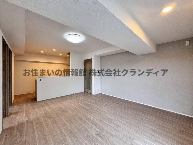 日商岩井西新井マンションの居間・リビング|ドキドキの新生活も、安心してスタート。ぴったりの住まいを見つけませんか？クランディアが一緒に住まい選びをサポートします‼　まずは、お気軽にお問合せください　＃クランディア