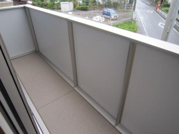 羽村市羽中２丁目のアパートのバルコニー