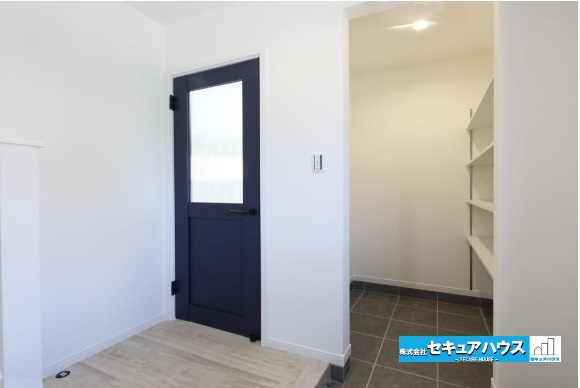 【本日ご案内可能】愛知県知多郡東浦町大字石浜字中央20-10の玄関|【玄関イメージ】
◆光が差し込み明るいです。
◆ホール、土間収納があり、玄関まわりがすっきり片付きます。
◆ダブルロックキーで防犯面も安心です。