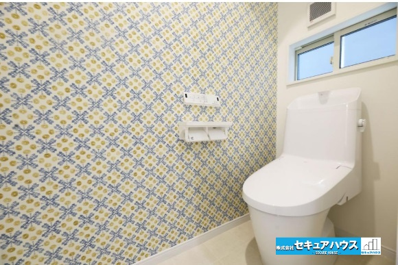 【本日ご案内可能】愛知県知多郡東浦町大字石浜字中央20-10のトイレ|【高機能トイレイメージ】
◆高機能トイレの多くは便器のフタの開閉が自動であり、使用後に手動で水を流す面倒もなく非常に便利です。スタイリッシュな見た目で、お掃除しやすく、節水効果が高いです　　　　