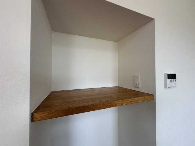緑区竹山4丁目戸建ての居間・リビング|好きなものを飾って楽しめる、スペースがリビングにあると嬉しいですね。