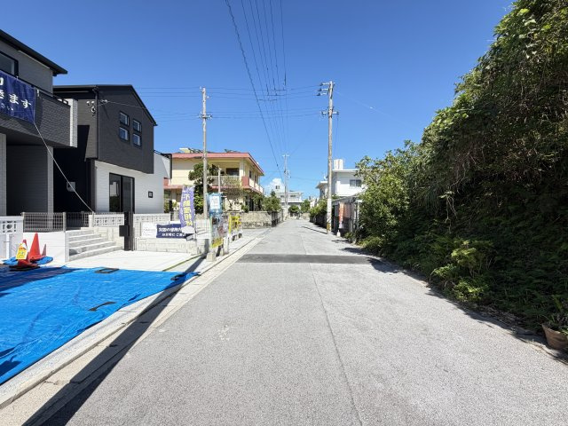 沖縄市松本3期（全2棟）ラスト1号棟の前面道路含む現地写真|※南側公道6m♪