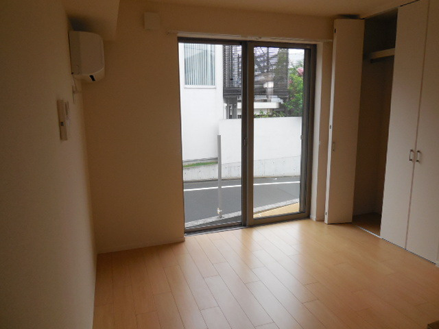 ＢＡＵＳ目黒の居間・リビング|★明るいフローリングの角部屋です★